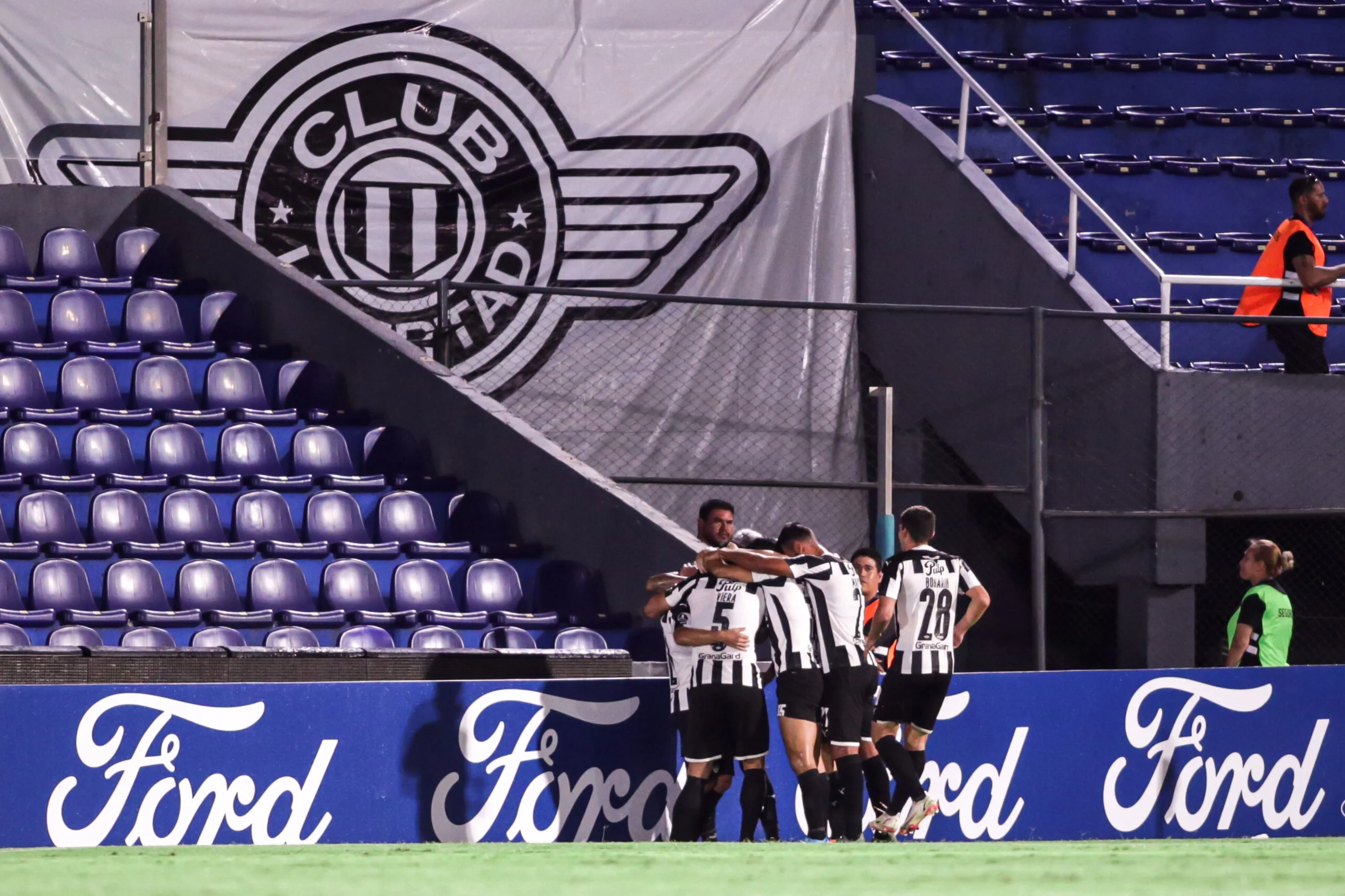 Athletico toma gol de calcanhar, vê Pablo errar pênalti e perde para o Libertad