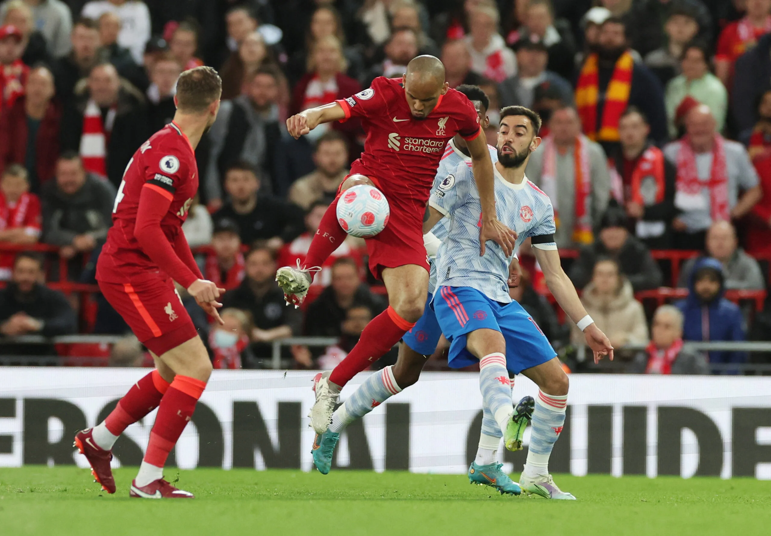 Liverpool goleia Manchester United mais uma vez e assume liderança do Inglês