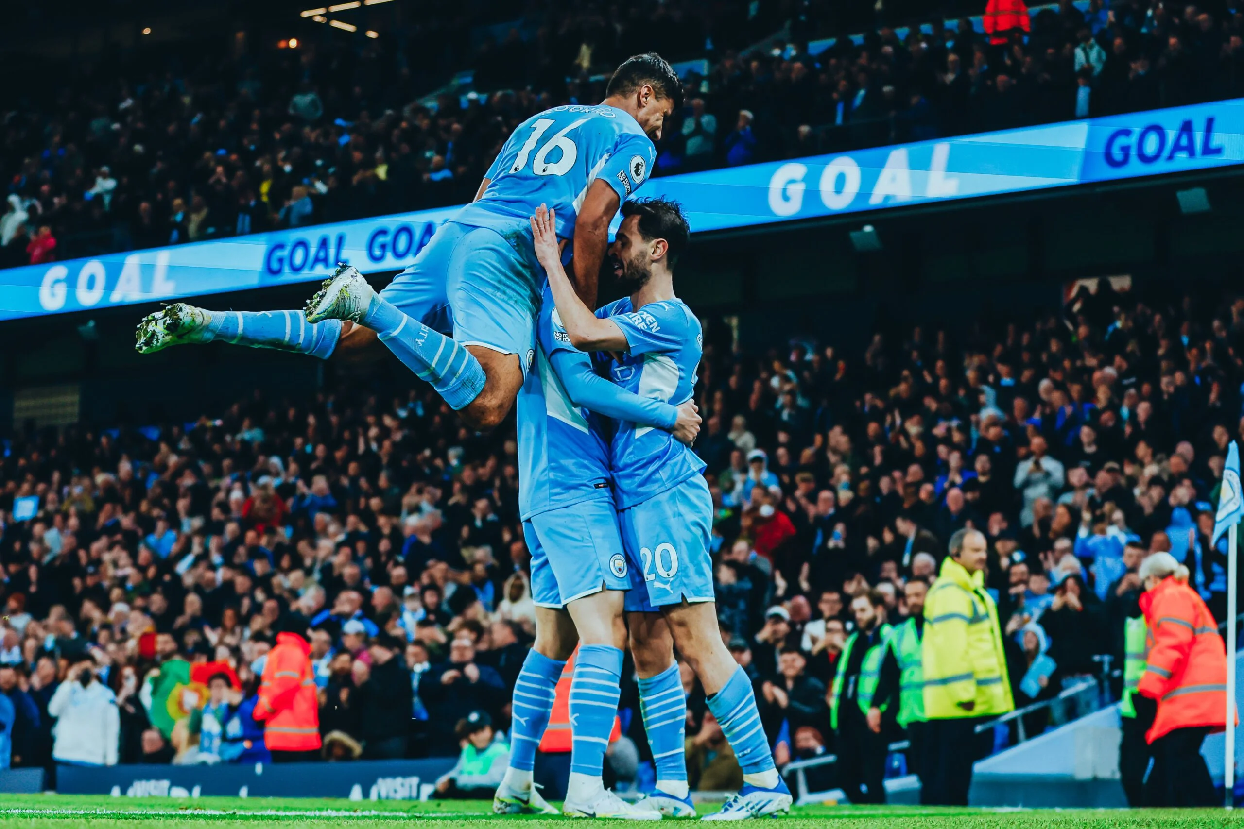 City supera Brighton e volta à liderança; Arsenal vence Chelsea em dérbi londrino