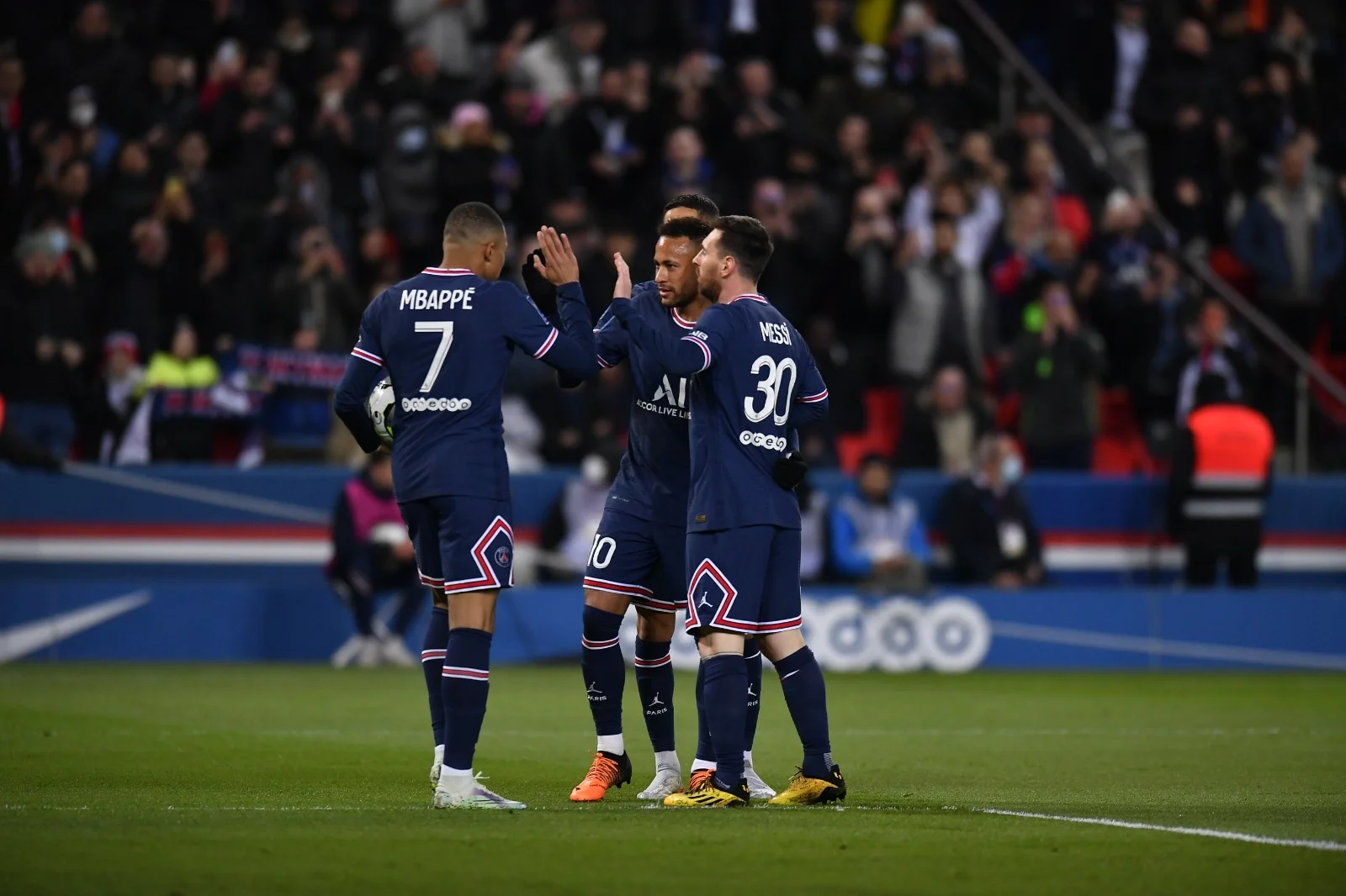 Neymar, Messi, Mbappé marcam, PSG goleia Lorient e aproxima do título francês