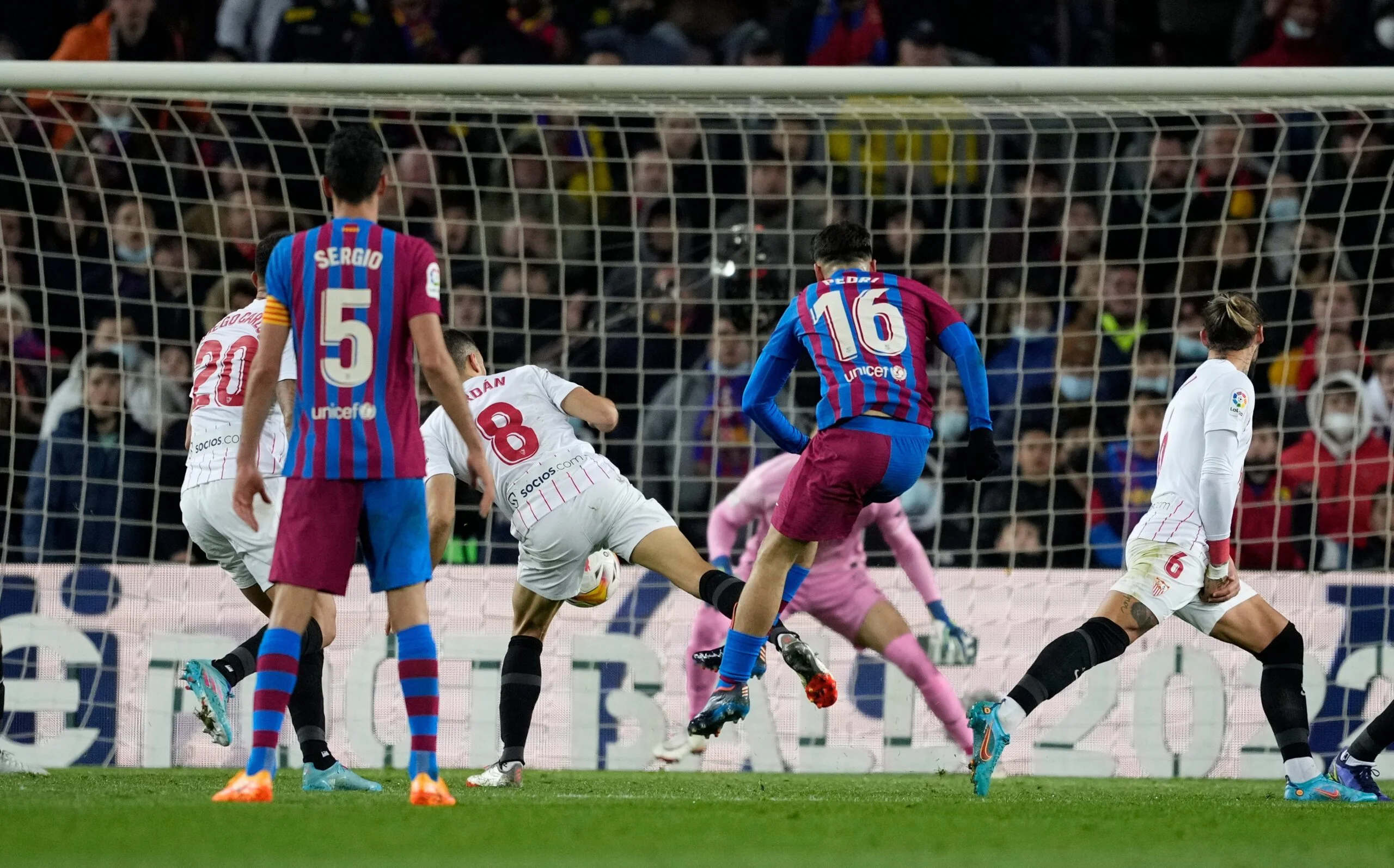 Com golaço de Pedri, Barcelona vence Sevilla e pula para 2º lugar no Espanhol