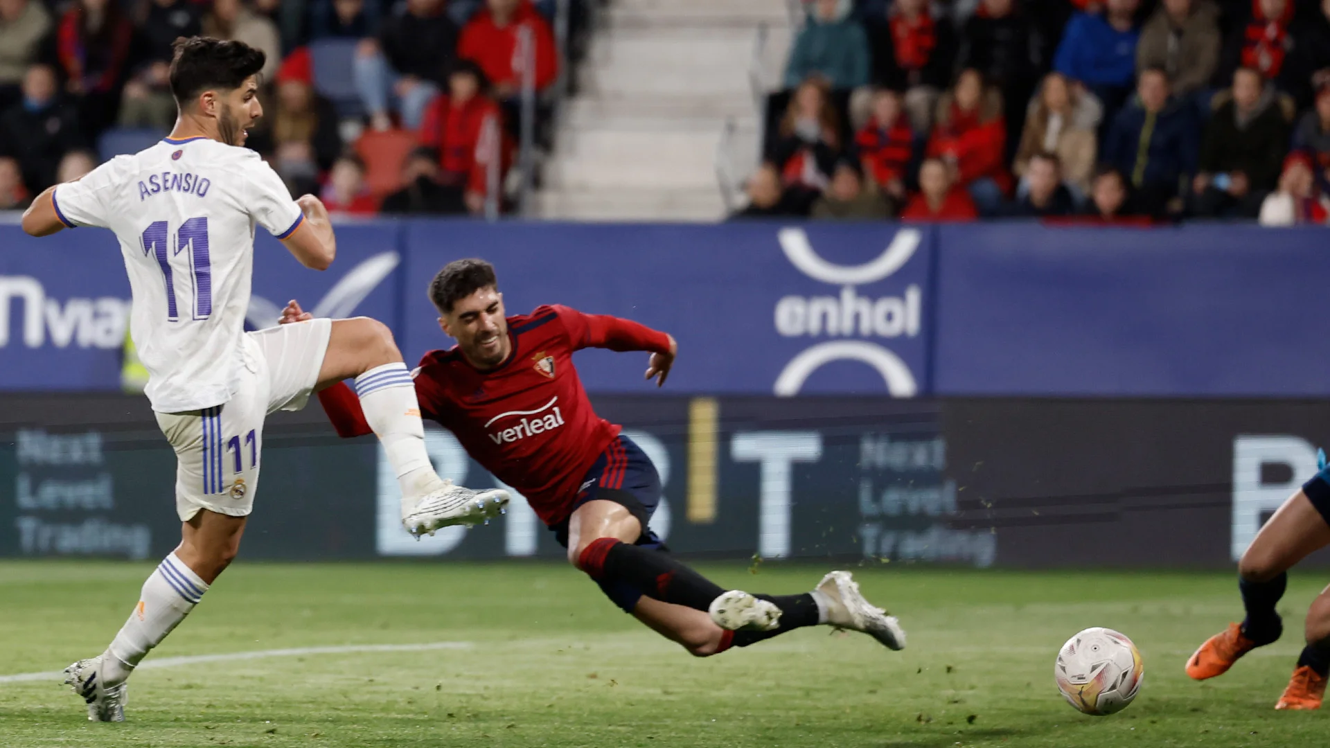 Benzema perde 2 pênaltis, mas Real vence Osasuna e pode ser campeão no domingo