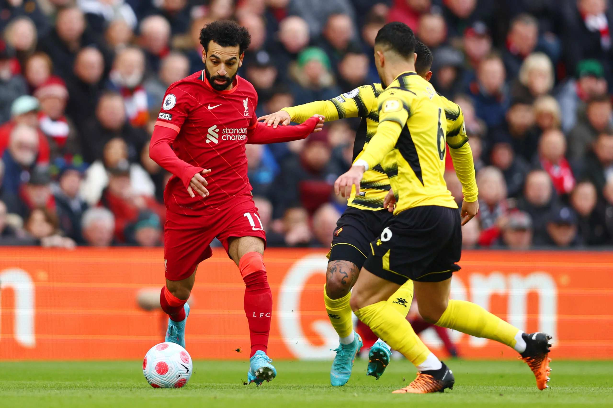 Liverpool pressiona City ao bater Watford em jogo com apoio da torcida a Salah