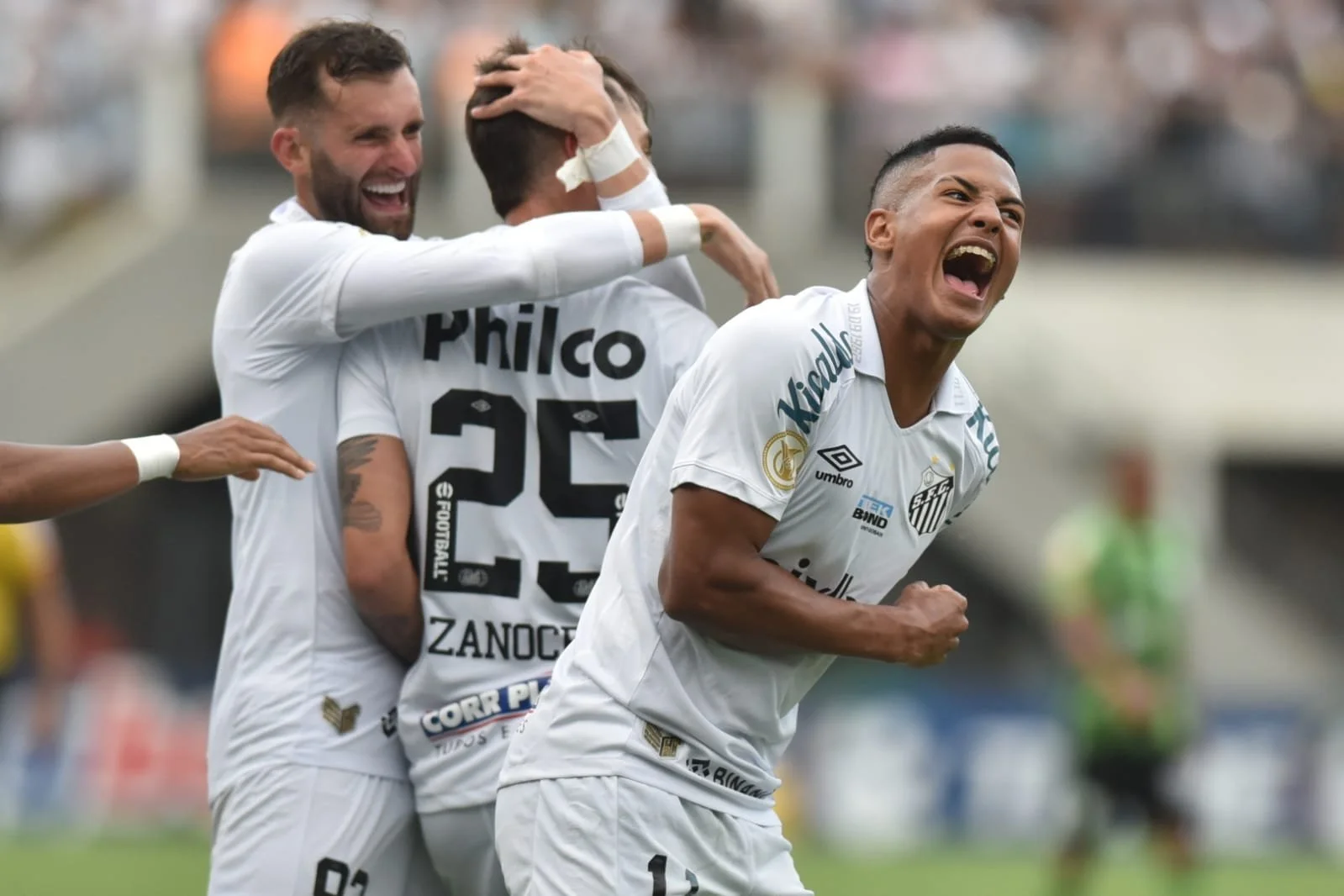 Santos passeia na Vila, goleia o América-MG e vira líder do Brasileiro