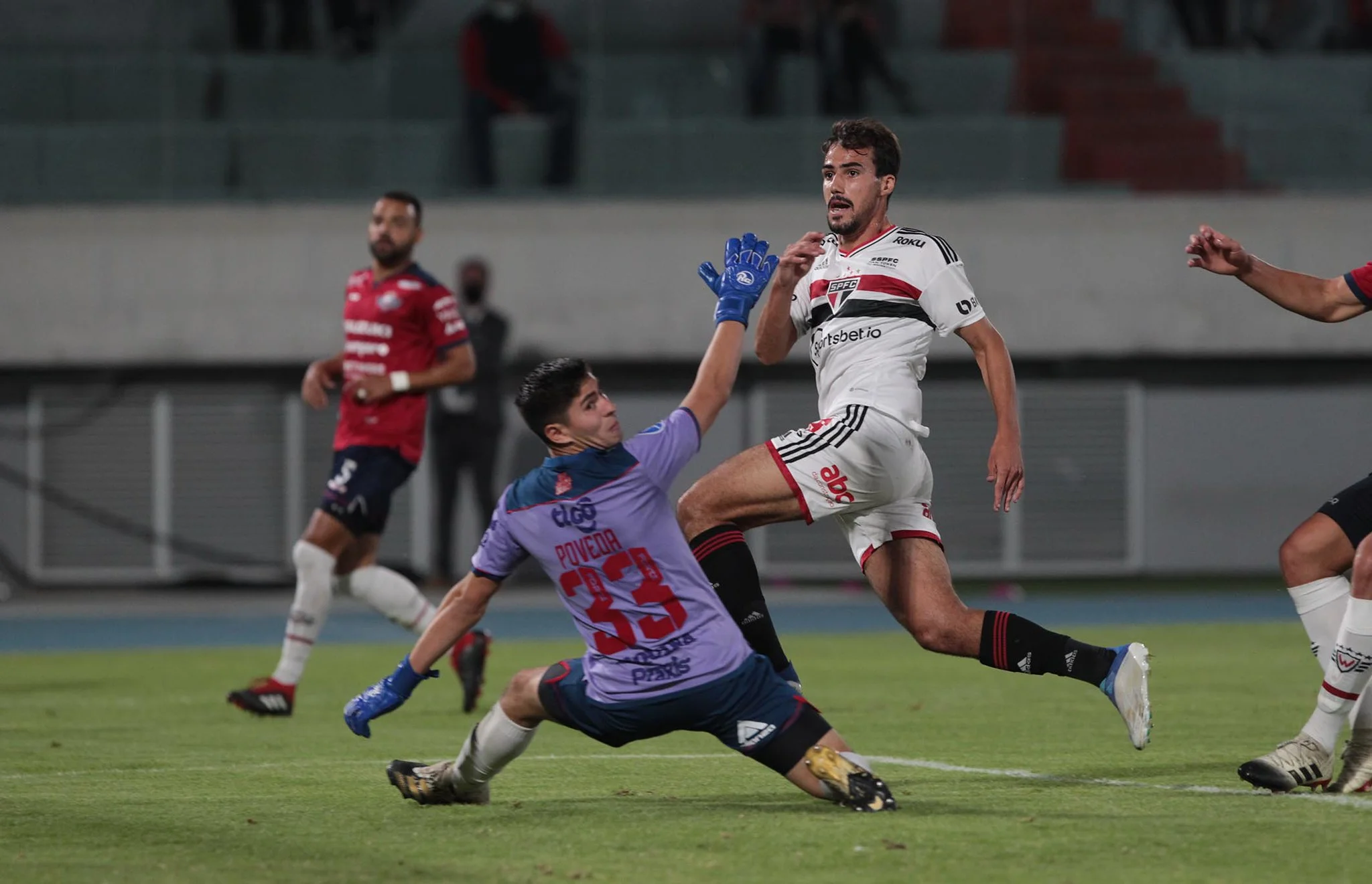 São Paulo bate Jorge Wilstermann e fica muito perto das oitavas na Sul-Americana