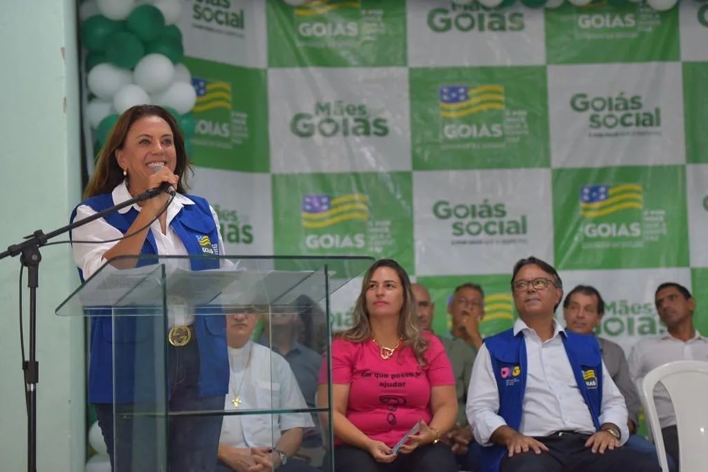 Beneficiárias de Abadia de Goiás recebem cartões do programa Mães de Goiás