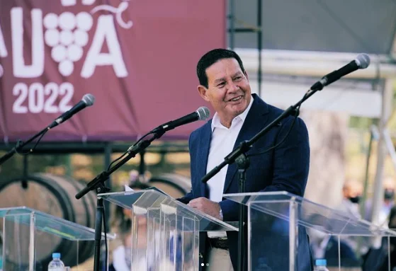 Com Bolsonaro fora, Hamilton Mourão assume presidência e fará pronunciamento em TV aberta