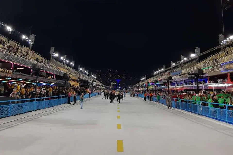 Desfile das escolas no Sambódromo do Rio violou normas de segurança, diz MP