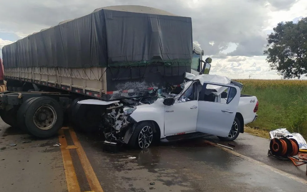 Acidente entre caminhão e caminhonete mata três pessoas em Formosa