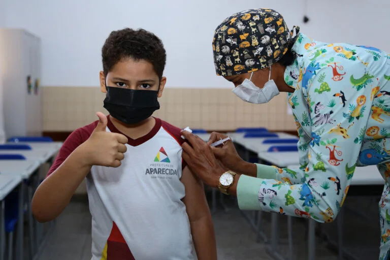 Vacinação itinerante leva segunda dose da vacina à escolas para crianças em Aparecida de Goiânia