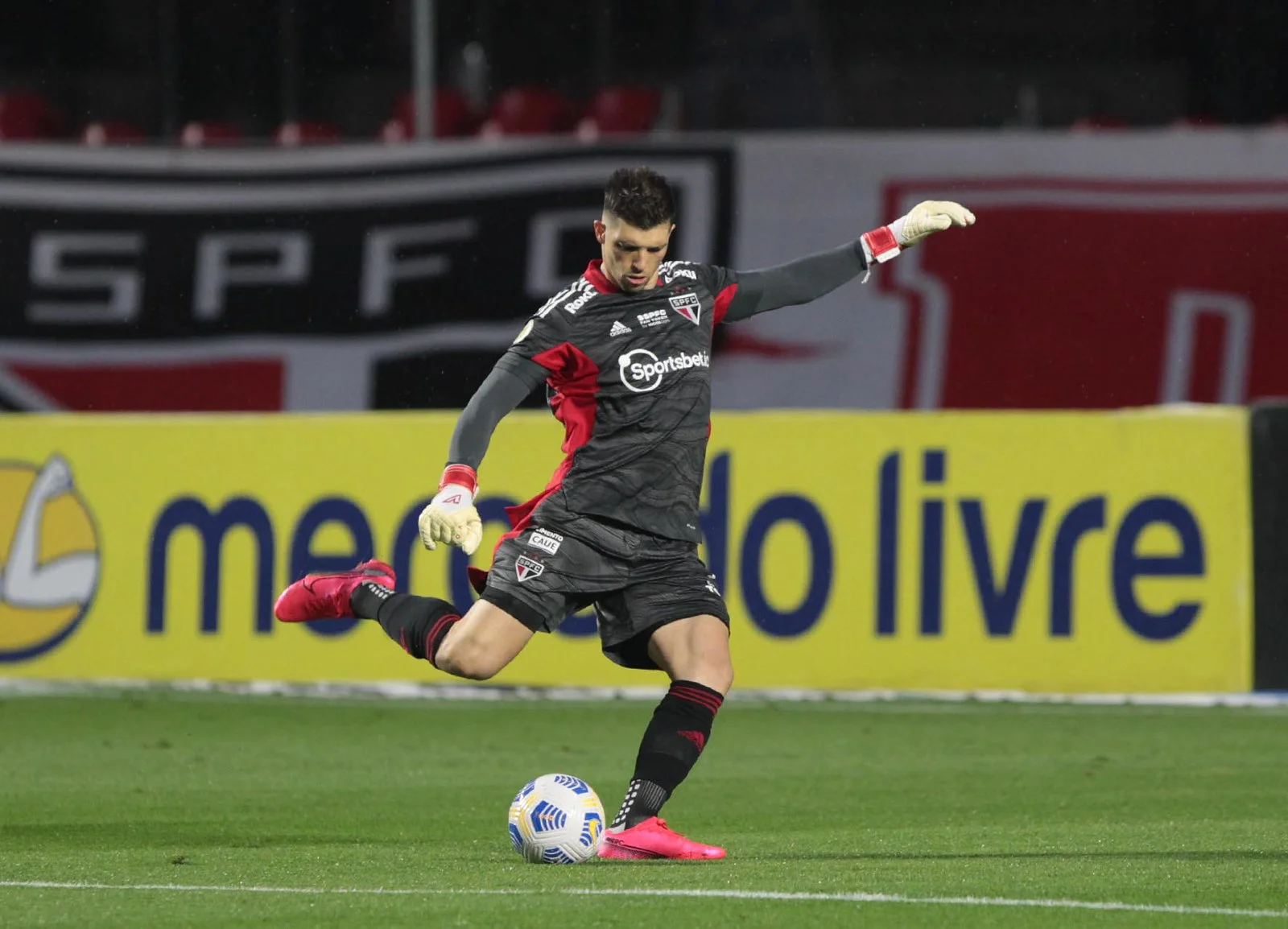 São Paulo confirma venda de Tiago Volpi para o Toluca, do México