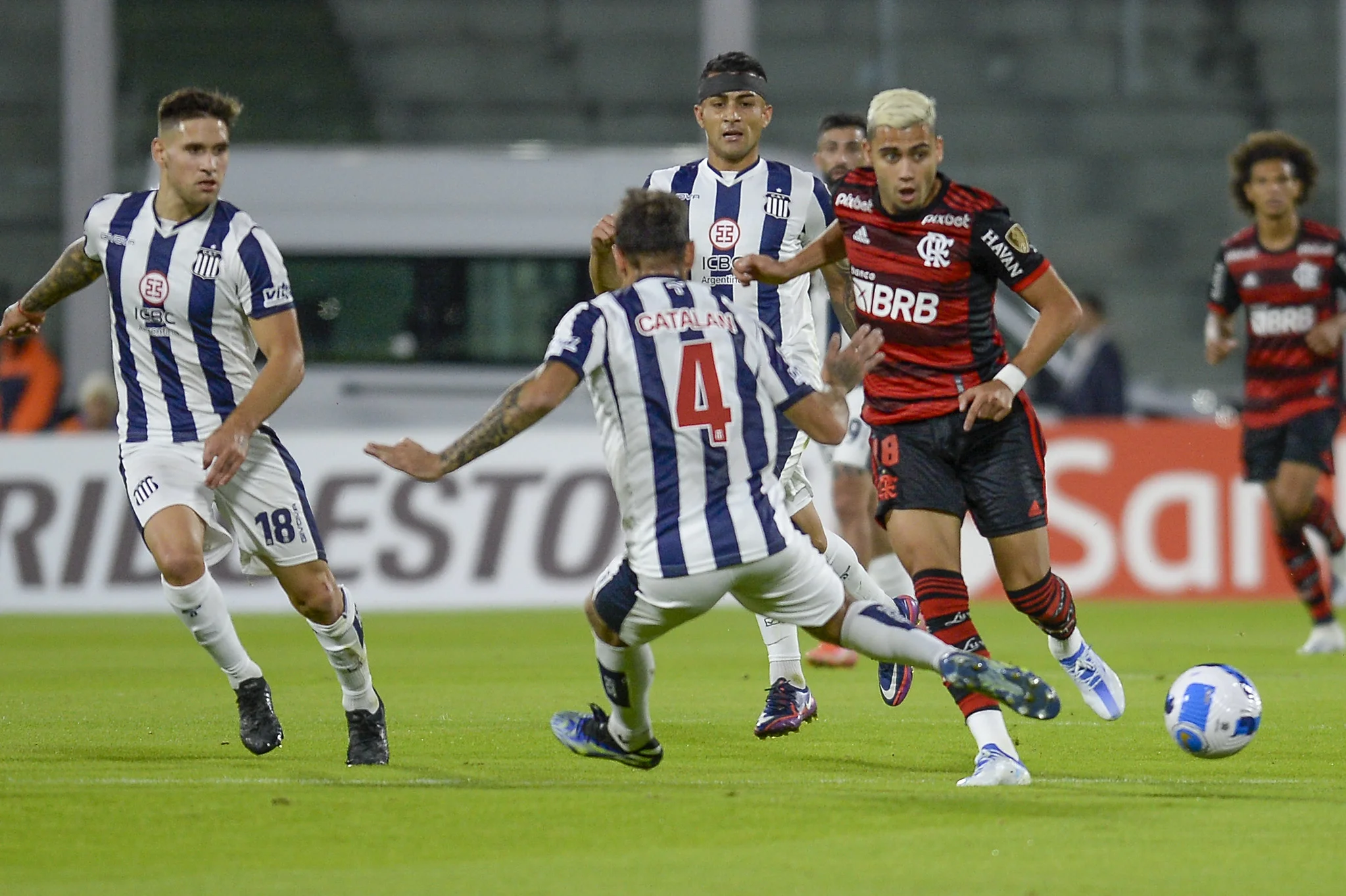 Flamengo volta a sofrer gol contra, mas busca empate com o Talleres na Argentina