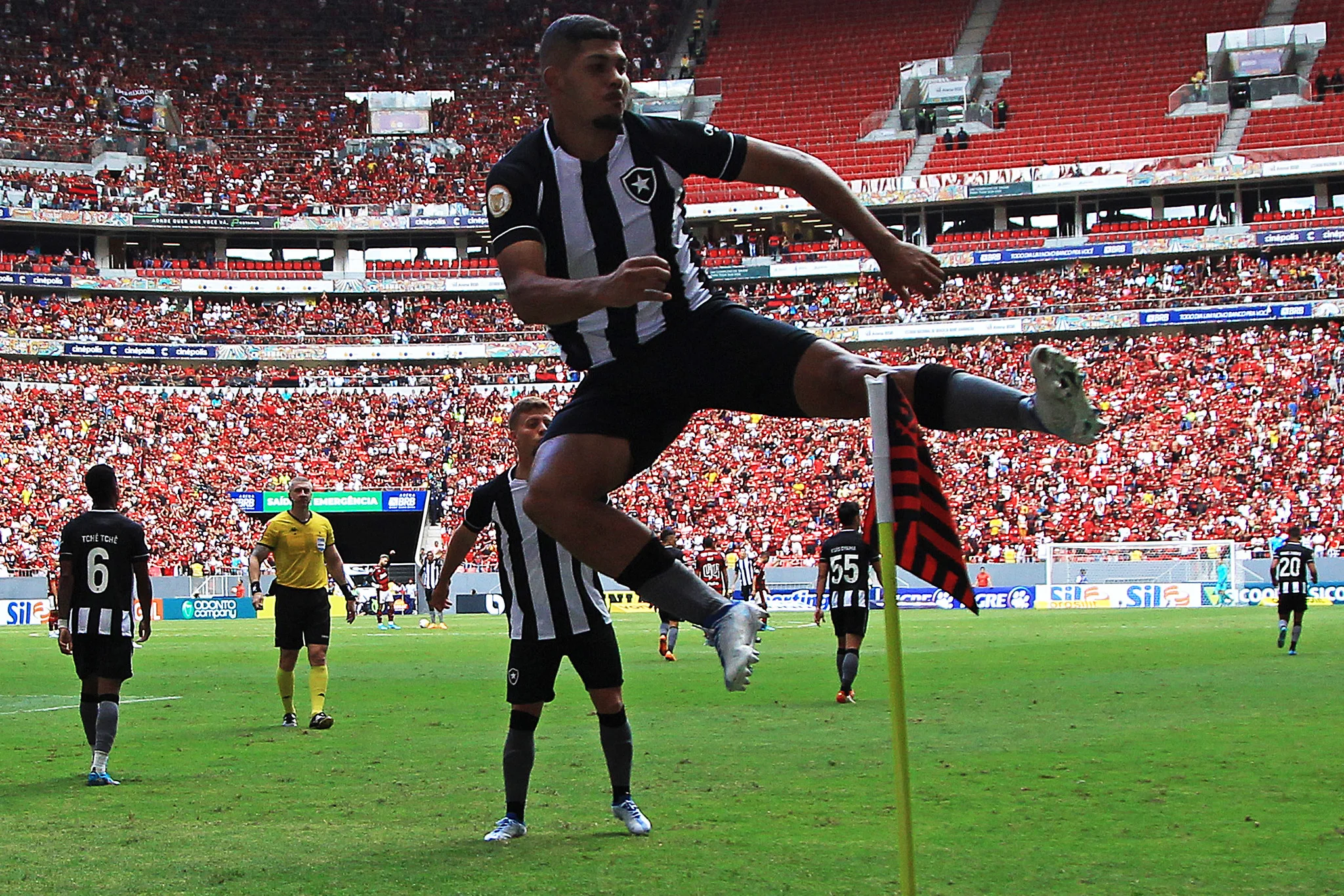 Golaço de Erison dá vitória ao Botafogo no clássico e turbulência aumenta no Fla