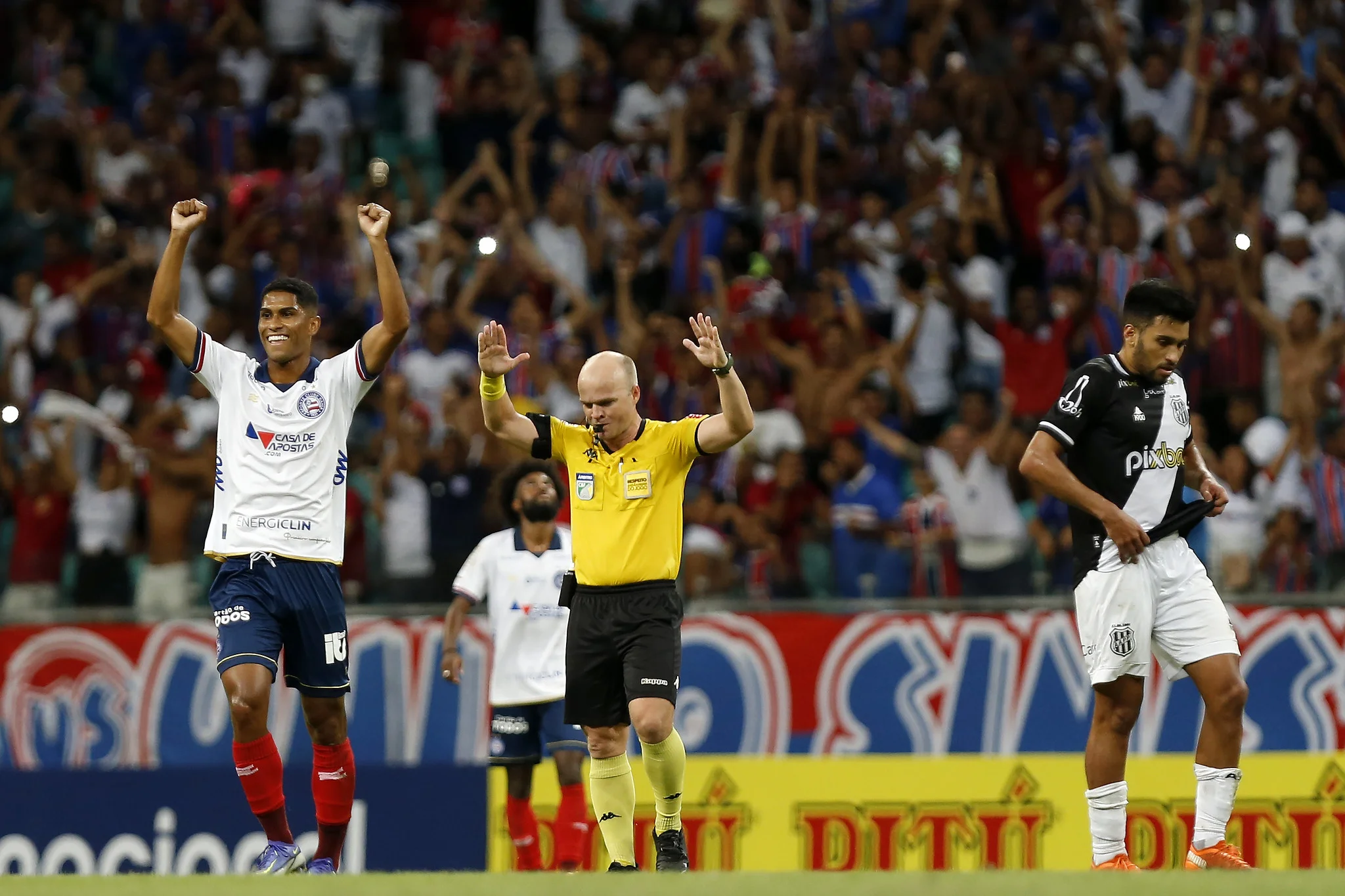 Jogando na Fonte Nova, Bahia vence Ponte Preta e assume liderança do Brasileiro Série B