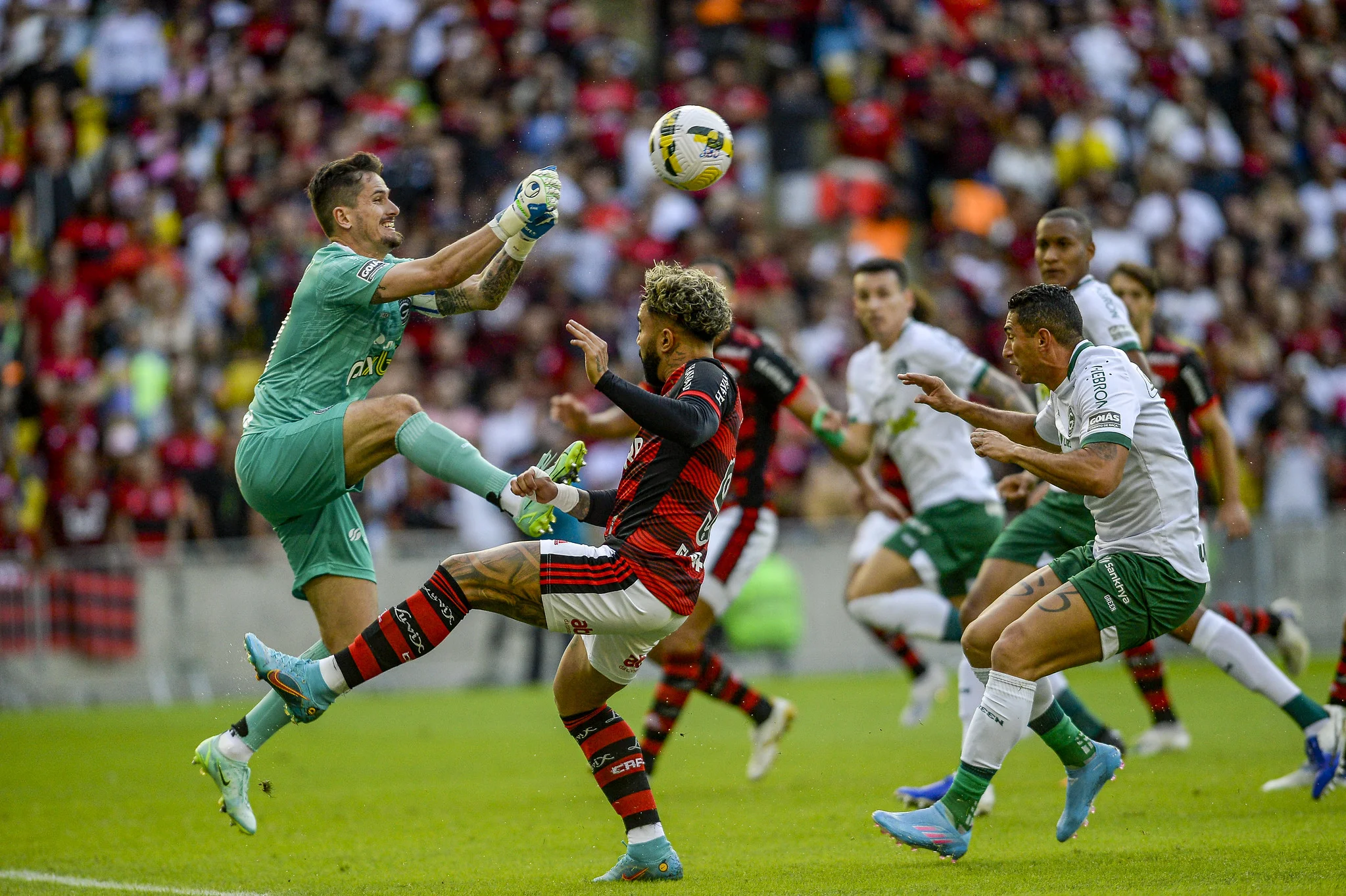 Flamengo é melhor, vence no Maracanã e interrompe reação do Goiás no Brasileiro