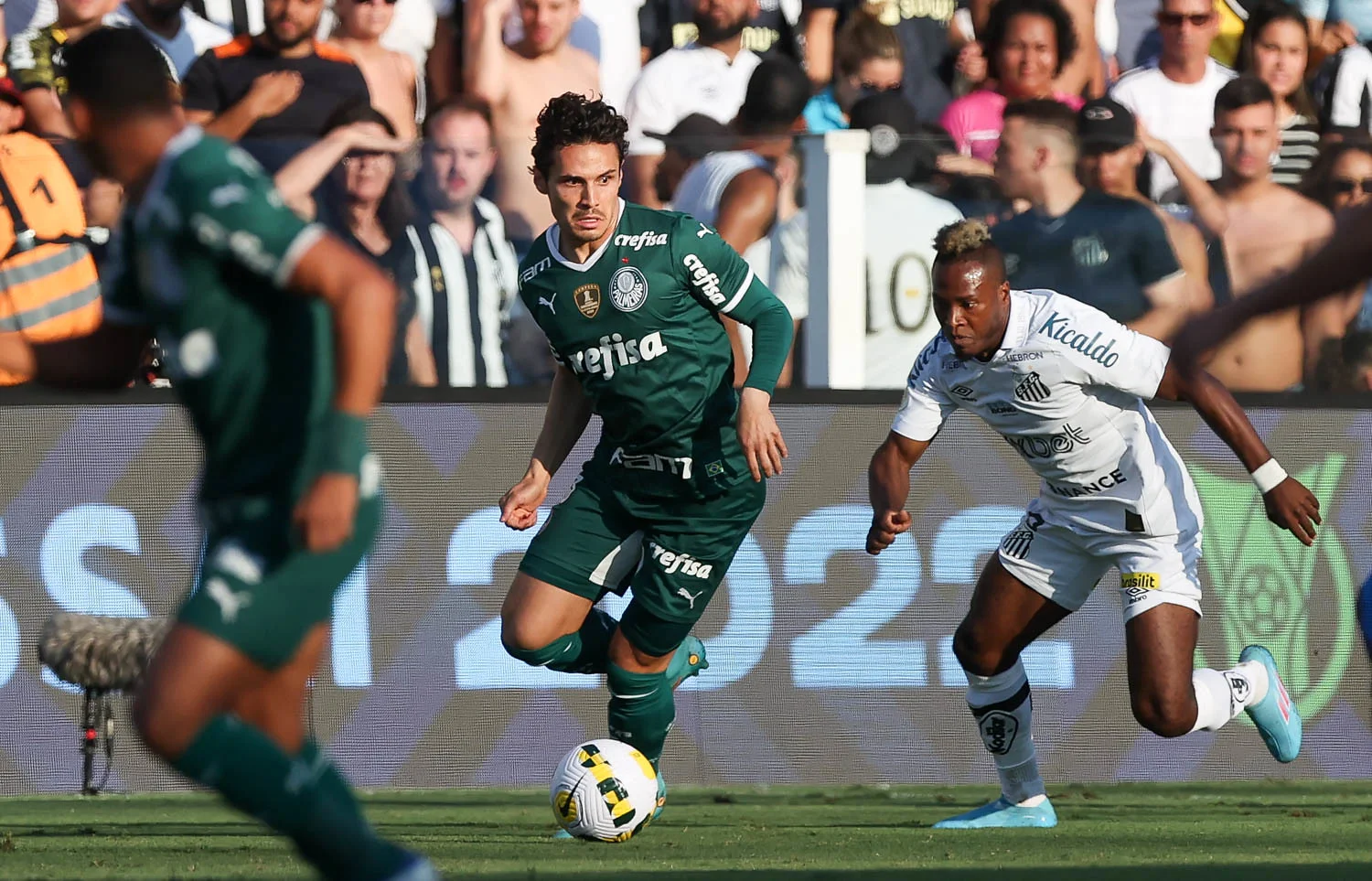 Palmeiras supera pênalti perdido por Veiga e ganha 6º jogo seguido do Santos