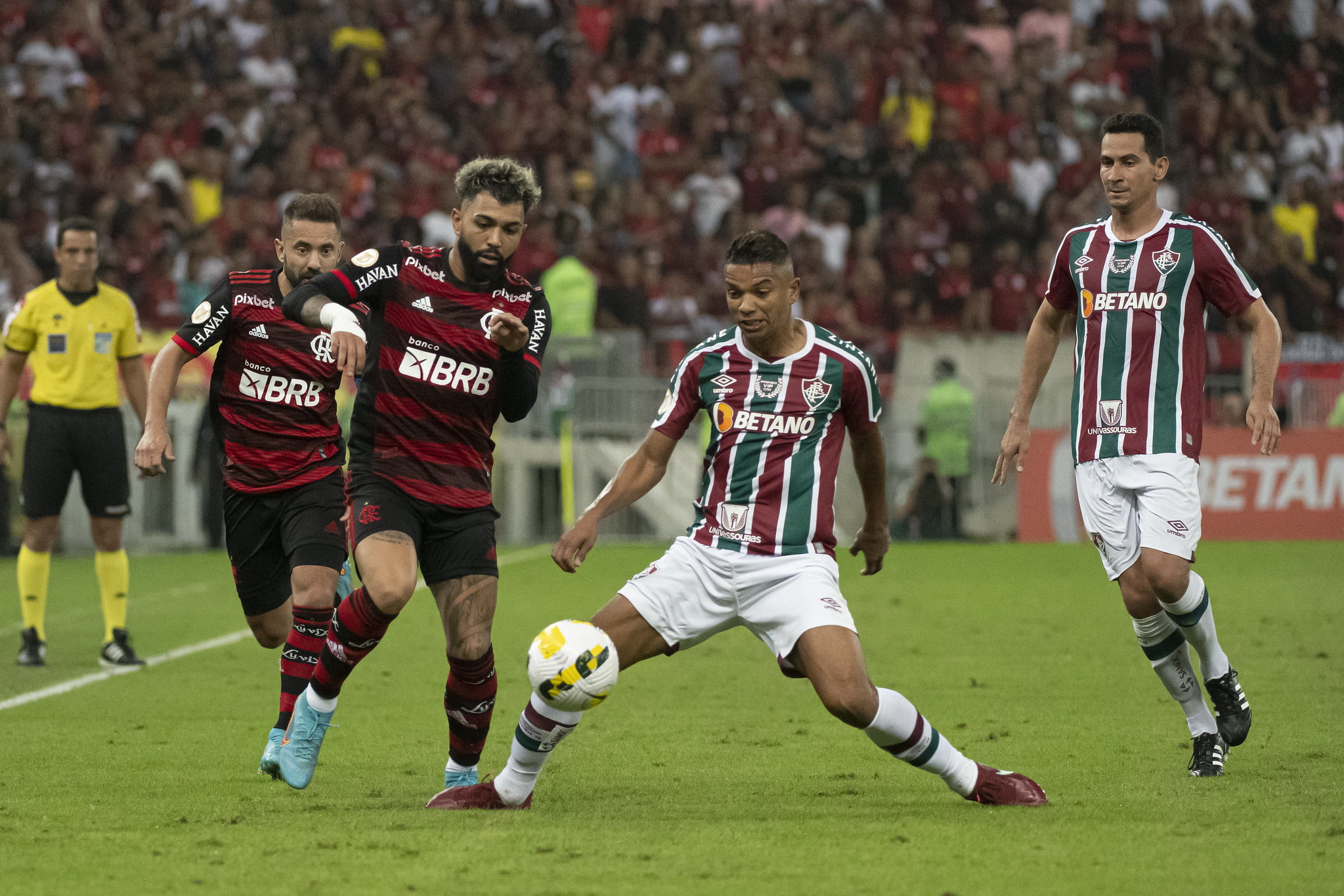 Com brilho de Hugo Souza, Flamengo vira e encerra o jejum contra o Fluminense