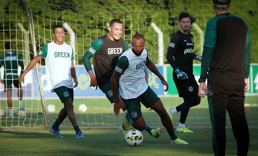 Goiás recebe Red Bull Bragantino em confronto direto por posições no Campeonato Brasileiro