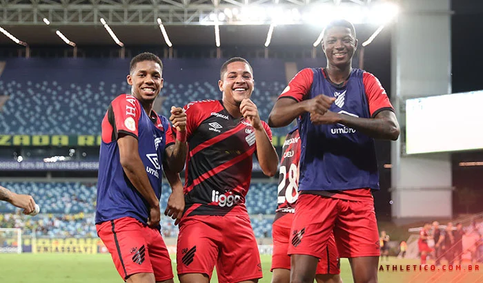 Athletico-PR mantém boa fase e supera o Cuiabá com gol da promessa Vitor Roque