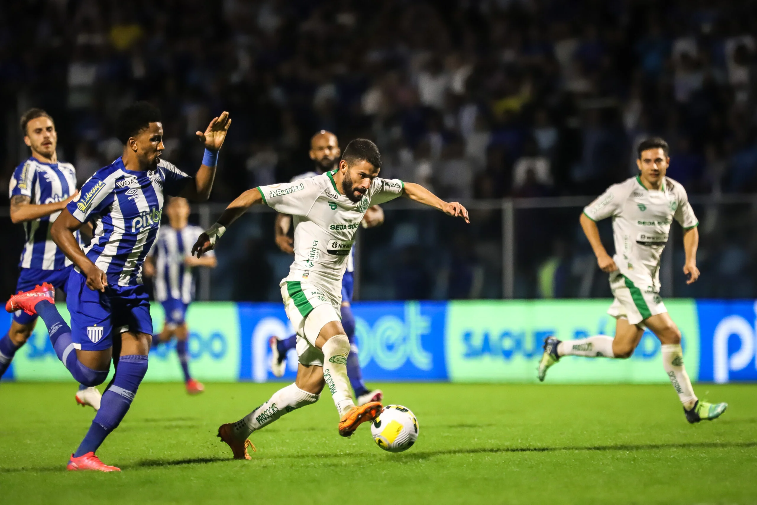 Com dois jogadores a menos, Juventude bate o Avaí e comemora a primeira vitória