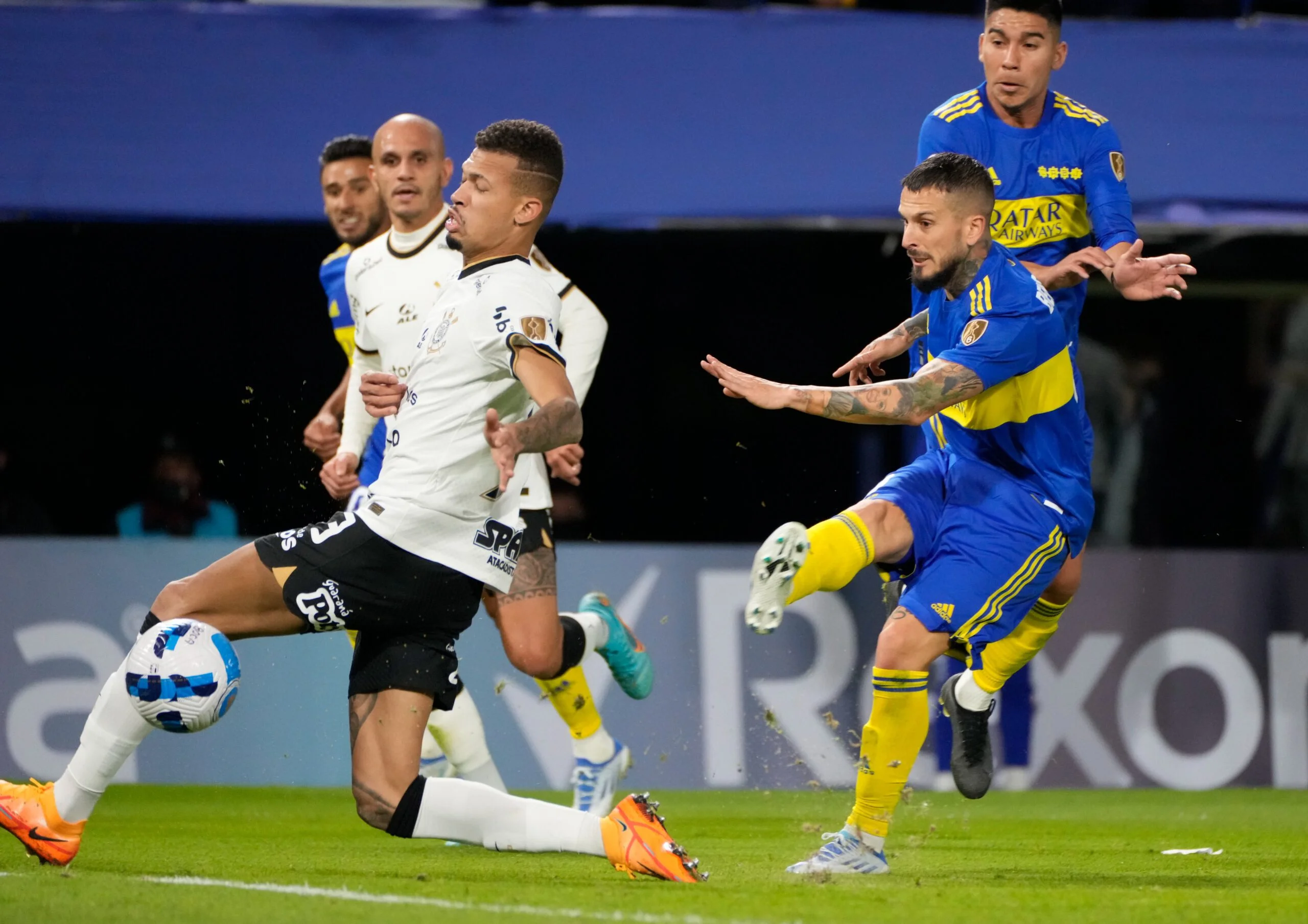 Com um a menos, Corinthians suporta pressão do Boca Juniors, empata e mantém topo