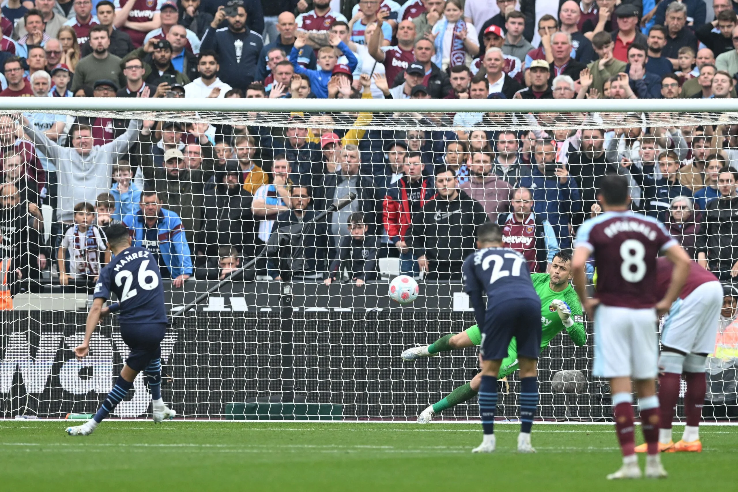 Empate eletrizante entre Manchester City e West Ham deixa título inglês em aberto