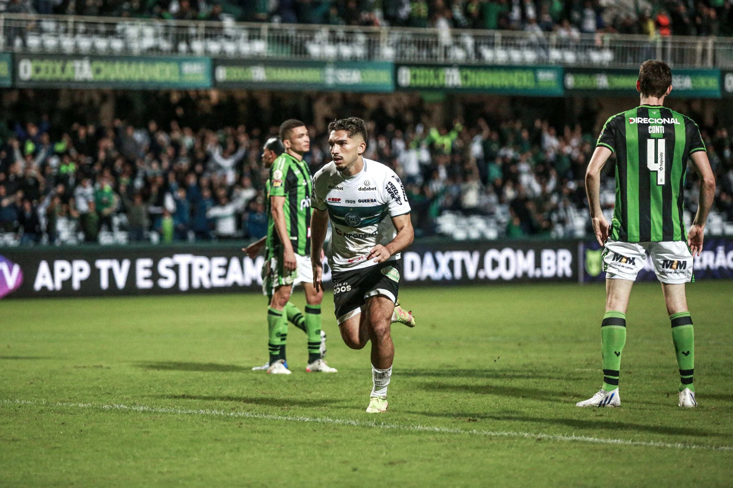 Coritiba vence o América-MG e sobe na tabela de classificação do Brasileirão