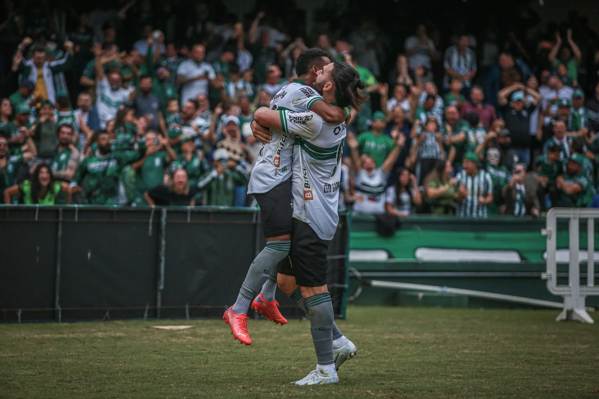 Coritiba derrota o Botafogo e se mantém campanha perfeita em casa no Brasileiro