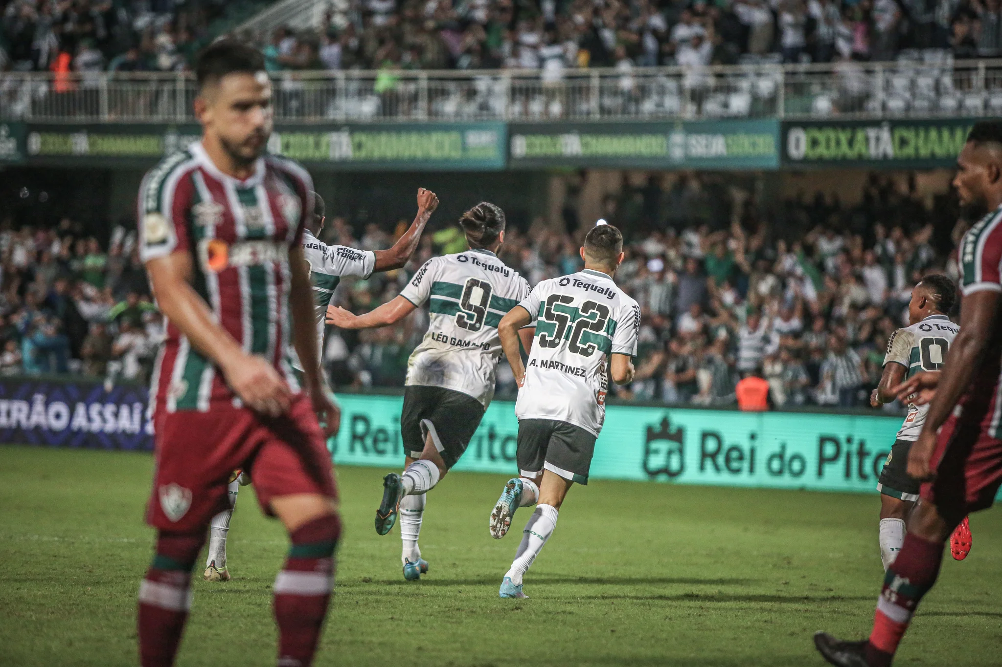 Ganso faz duas vezes, mas Fluminense se complica e leva virada do Coritiba no fim