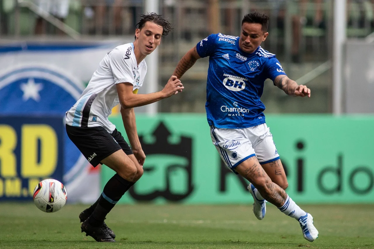 Cruzeiro vence Grêmio em duelo de gigantes na Série B e festeja a vice-liderança