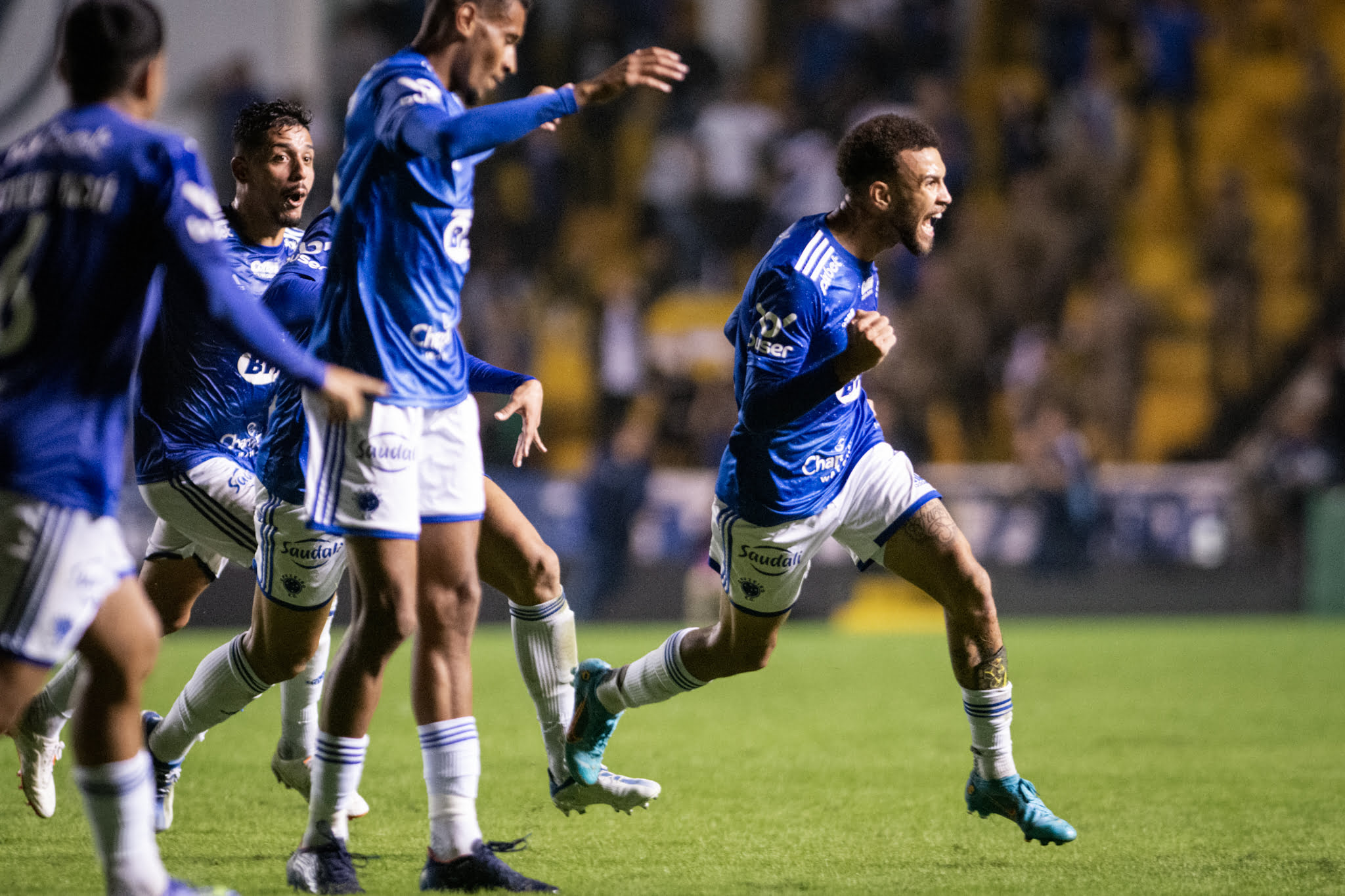 Cruzeiro quebra invencibilidade do Criciúma e dispara na liderança da Série B