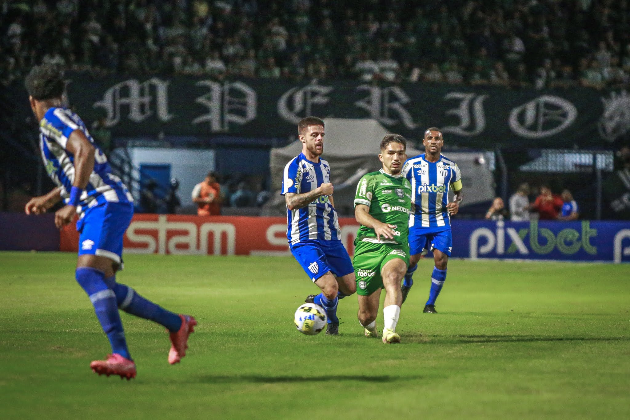 Avaí vence Coritiba em dia de homenagem para Betão e fica em 3º no Brasileirão