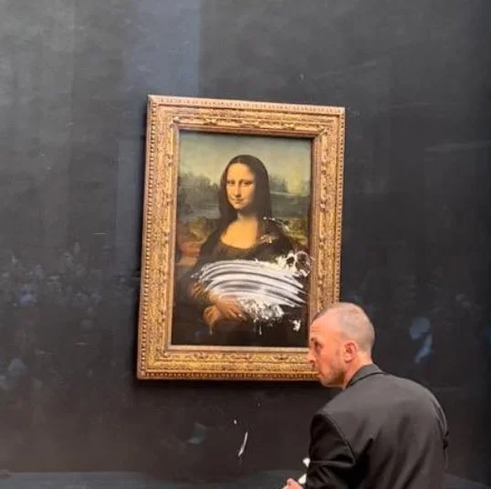 ‘Mona Lisa’, obra de Da Vinci, sofre ataque de visitante no Louvre