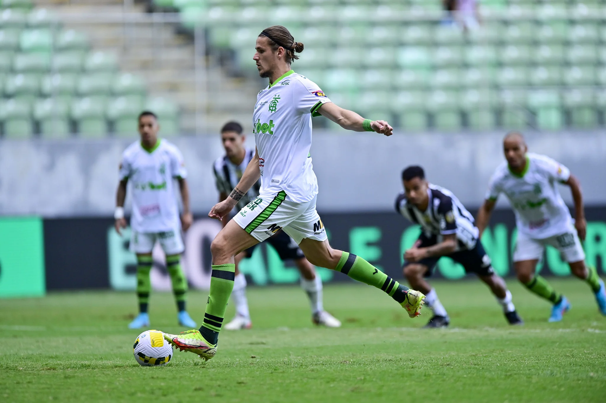 América-MG vence Atlético-MG, quebra jejum de seis anos e dispara no Brasileirão