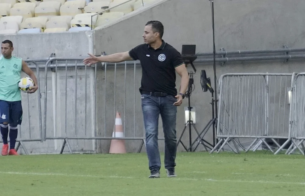 Jair Ventura faz pergunta após vaias da torcida do Flamengo, mesmo com vitória diante do Goiás