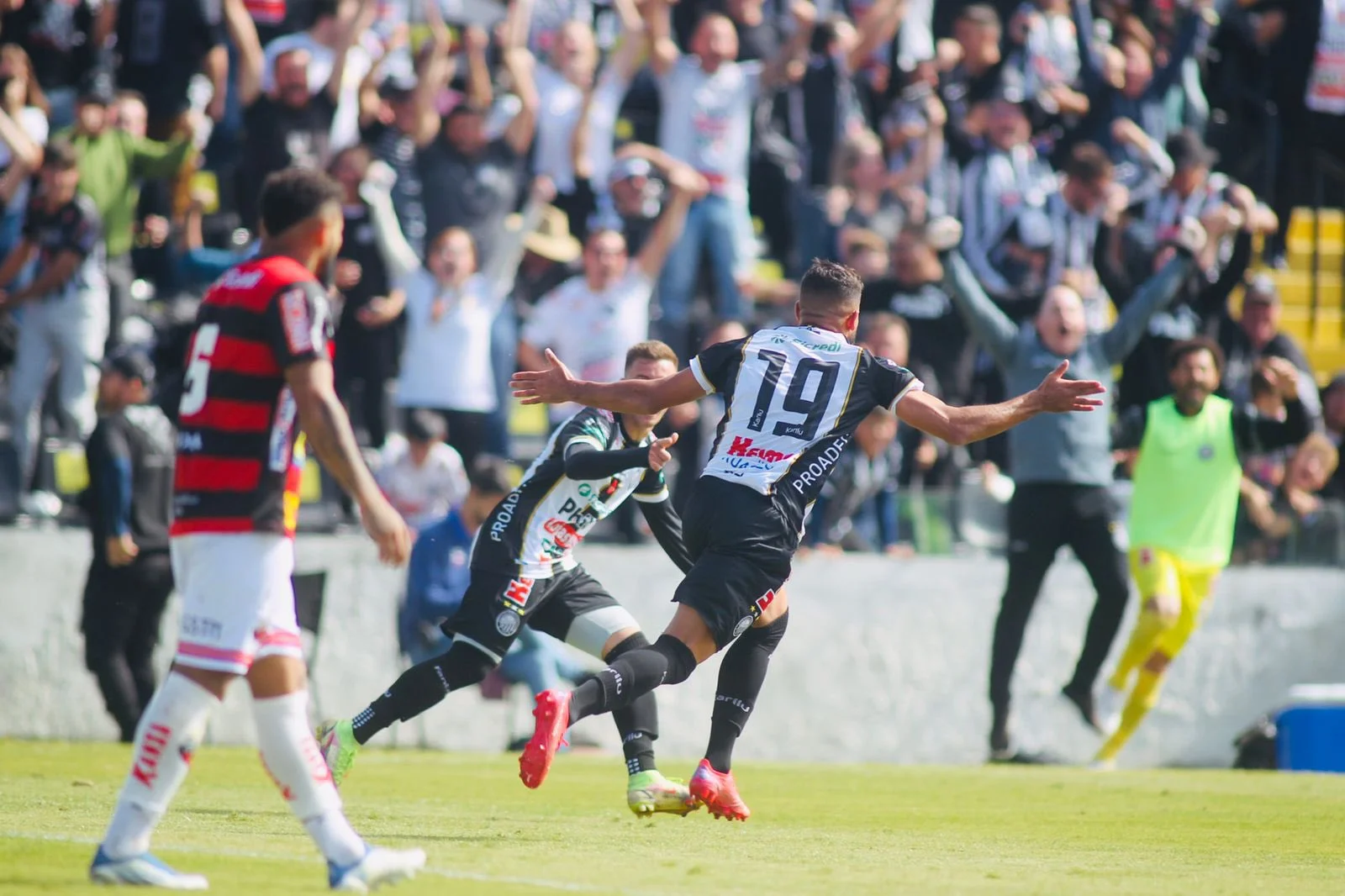 Operário-PR consegue virada em oito minutos diante do Ituano pela Série B do Brasileirão