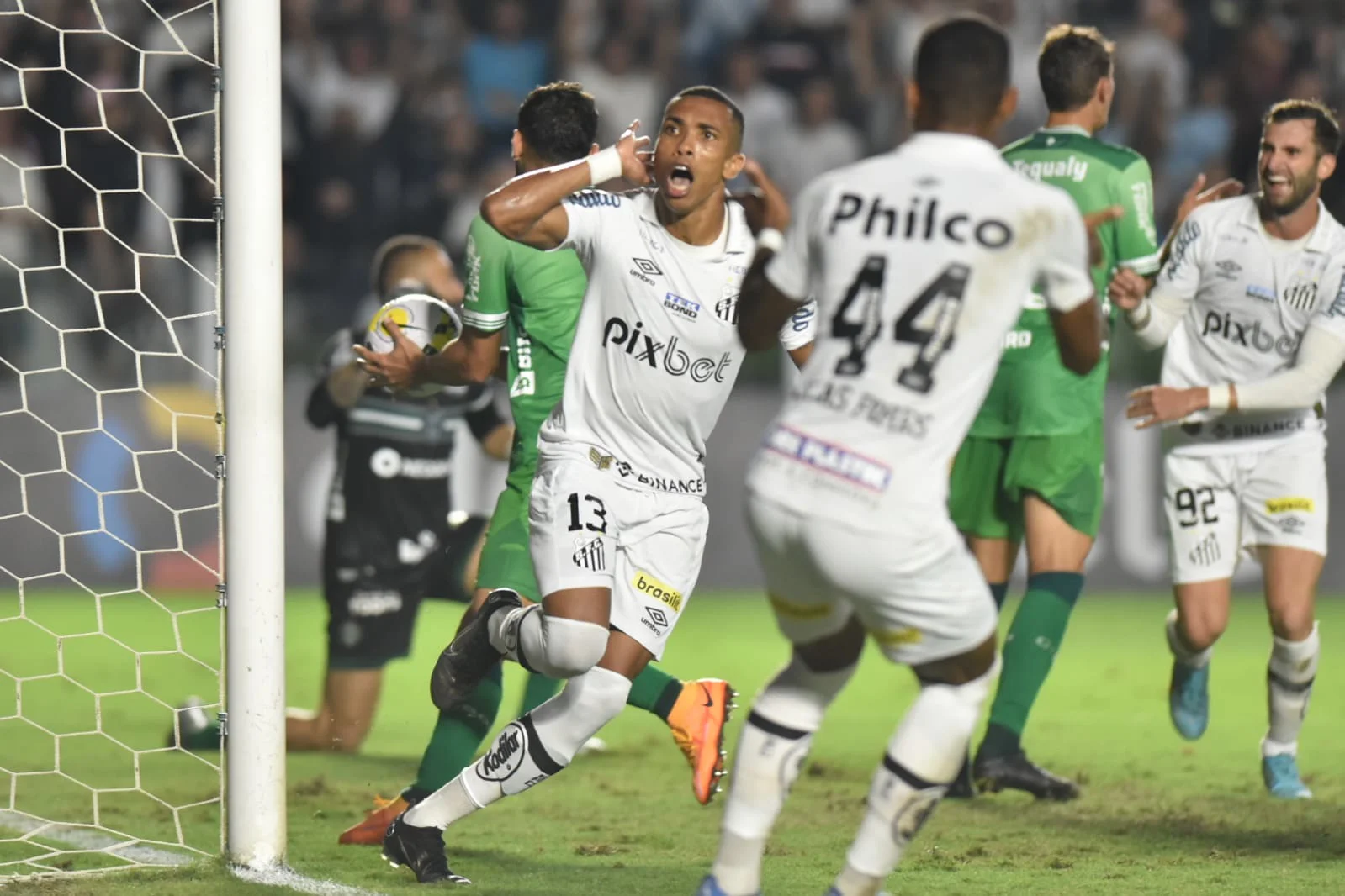 Santos brilha no segundo tempo, atropela Coritiba e avança na Copa do Brasil