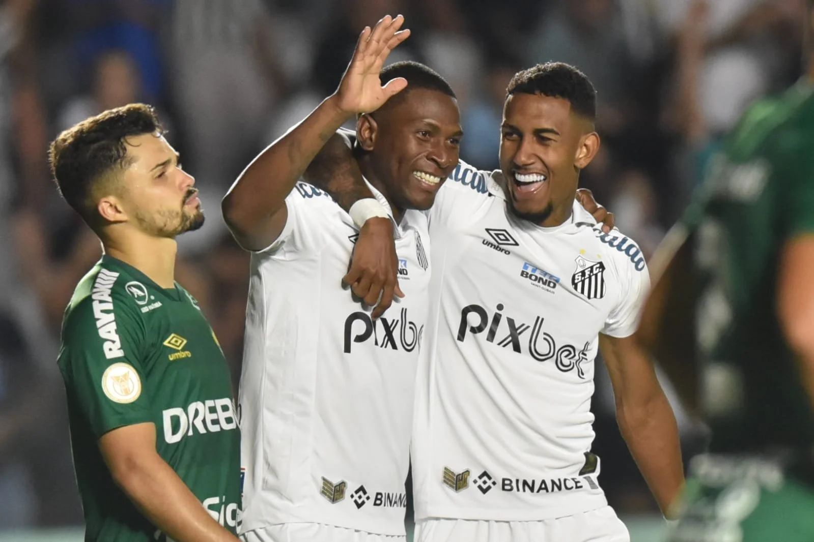 Santos empolga, derrota Cuiabá e segue entre os líderes do Brasileirão