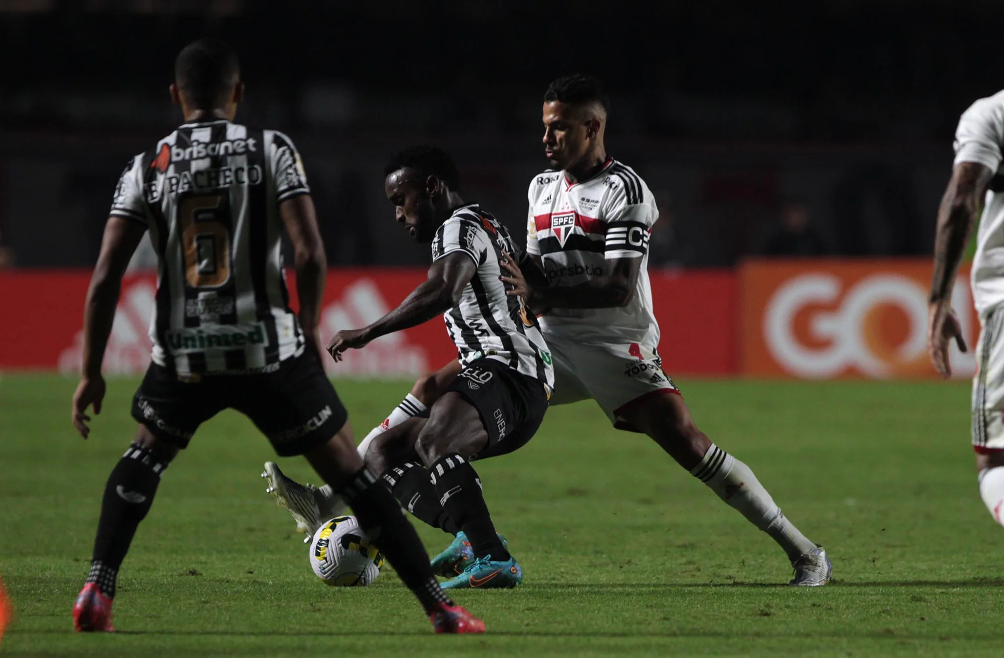 São Paulo tropeça diante do Ceará e perde chance de dormir no topo do Brasileirão