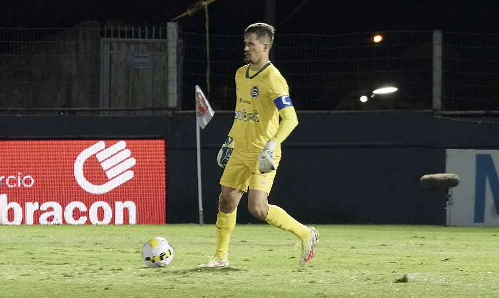 Goiás garante classificação na Copa do Brasil com cinco pênaltis defendidos pelo goleiro Tadeu