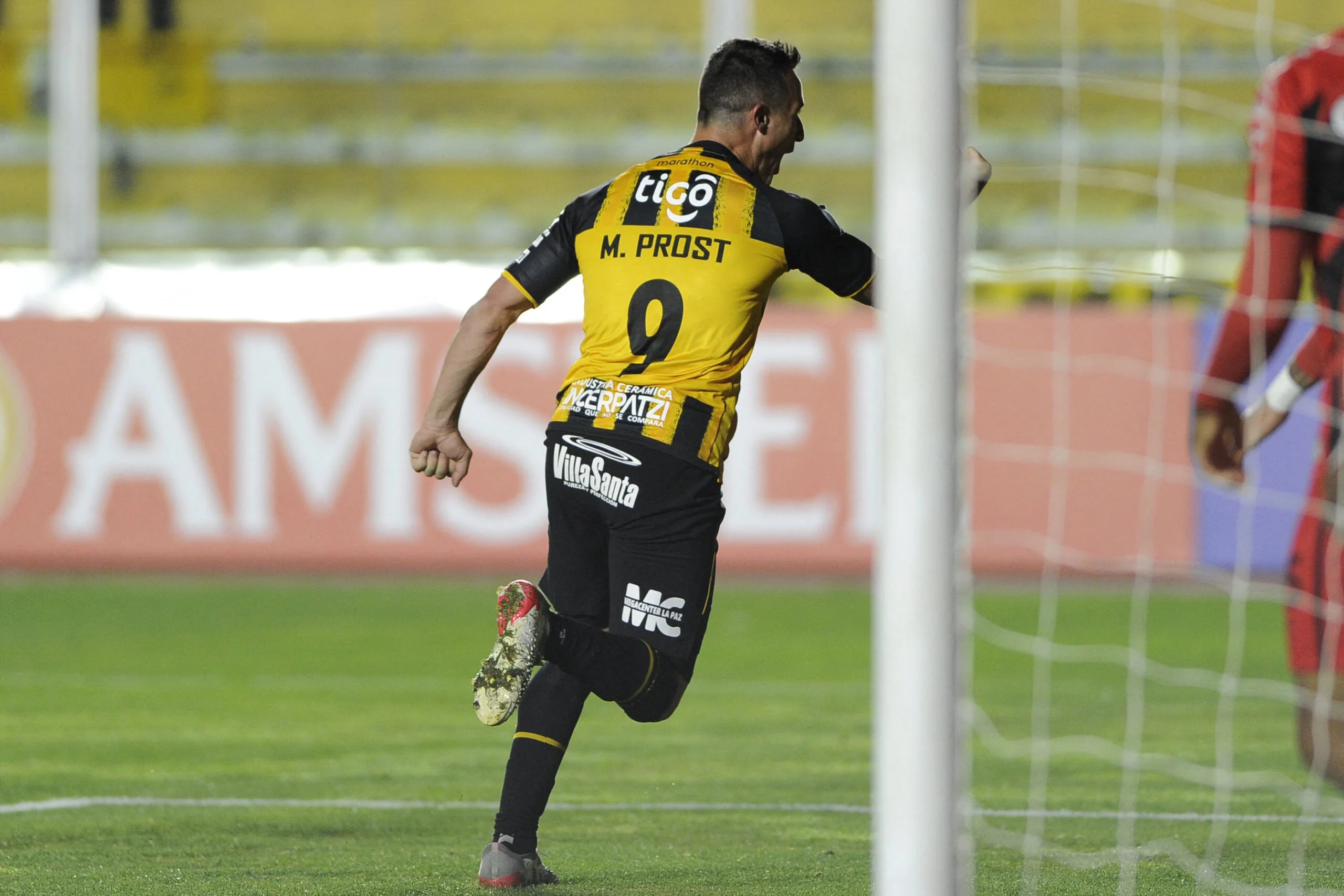 Athletico leva 5 gols de cabeça do The Strongest e se complica na Libertadores