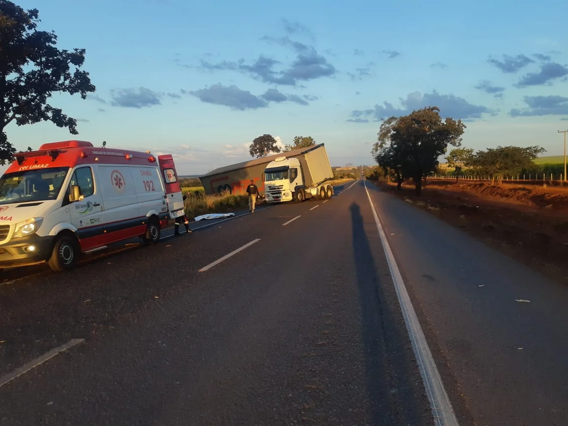 Homem morre esmagado pelo próprio caminhão, durante reparo na BR-452