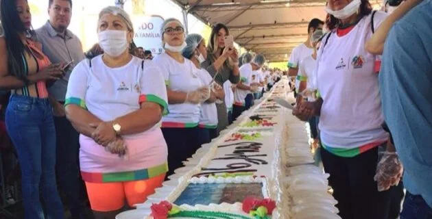 Prefeitura de Aparecida celebra centenário com bolo de 100 metros para a população