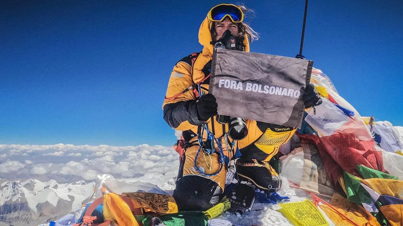 O mais alto protesto contra Bolsonaro: brasileiro escala Monte Everest e faz manifesto contra presidente