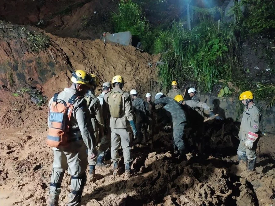 Equipes de bombeiros goianos encerram as buscas na força-tarefa em Recife