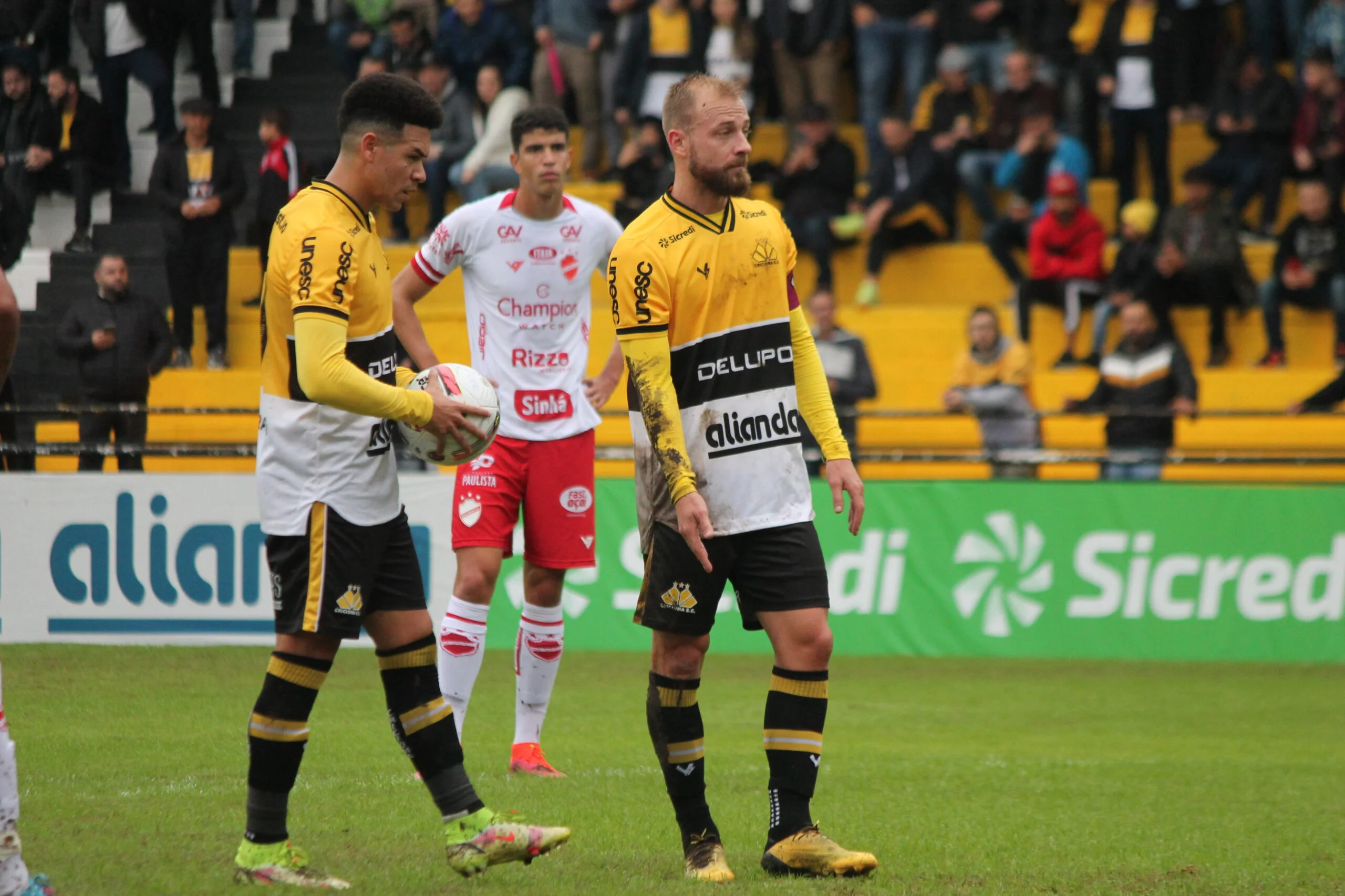 Vila Nova é derrotado pelo Criciúma com pênalti polêmico e segue na lanterna da Série B