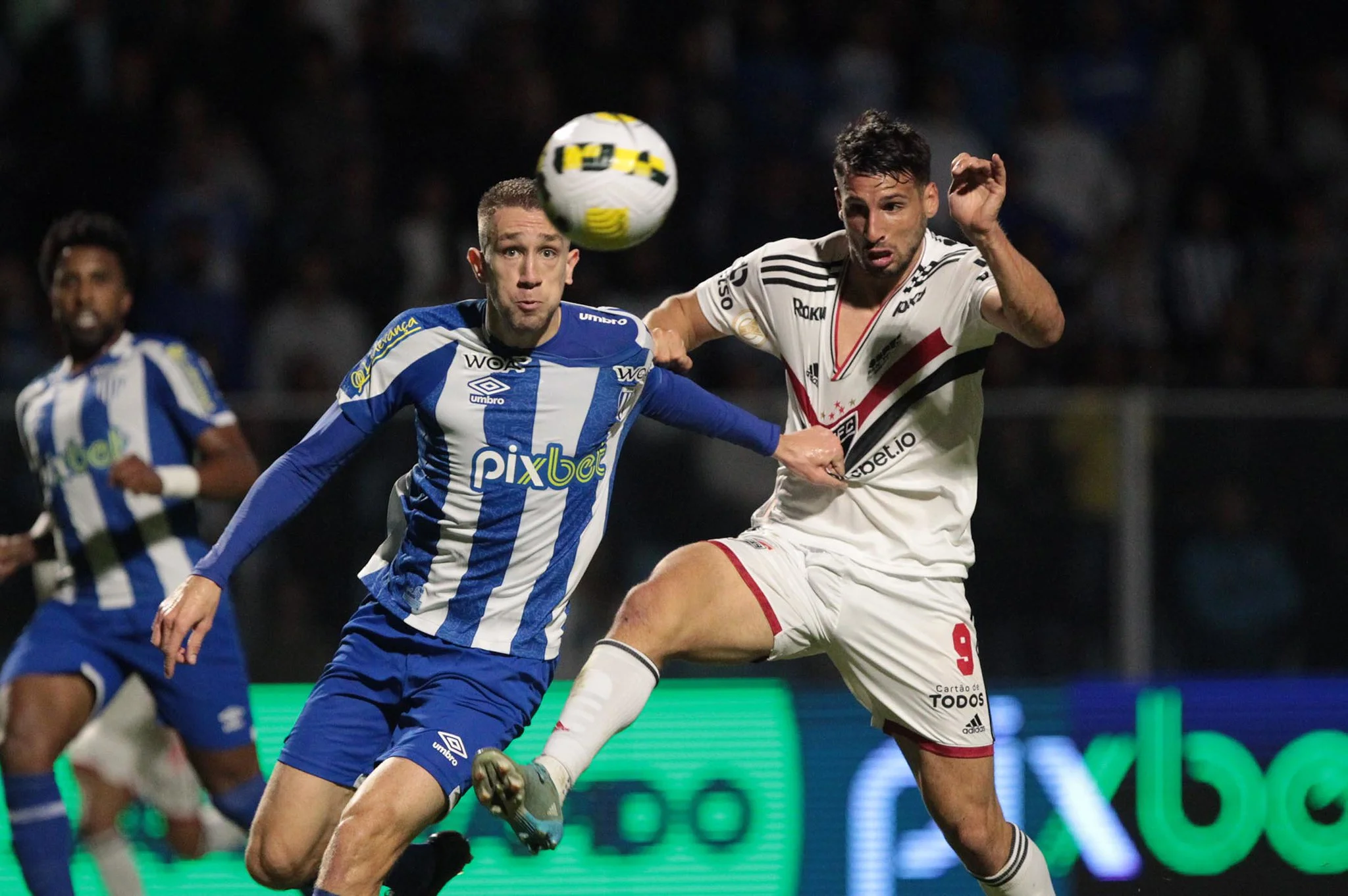 São Paulo sai na frente, mas erra pênalti e sofre empate do Avaí