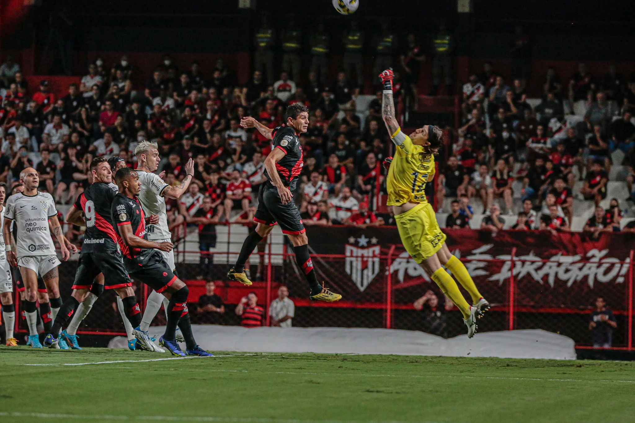 Com mais de 10 mil torcedores no Accioly, Atlético-GO é derrotado pelo Corinthians