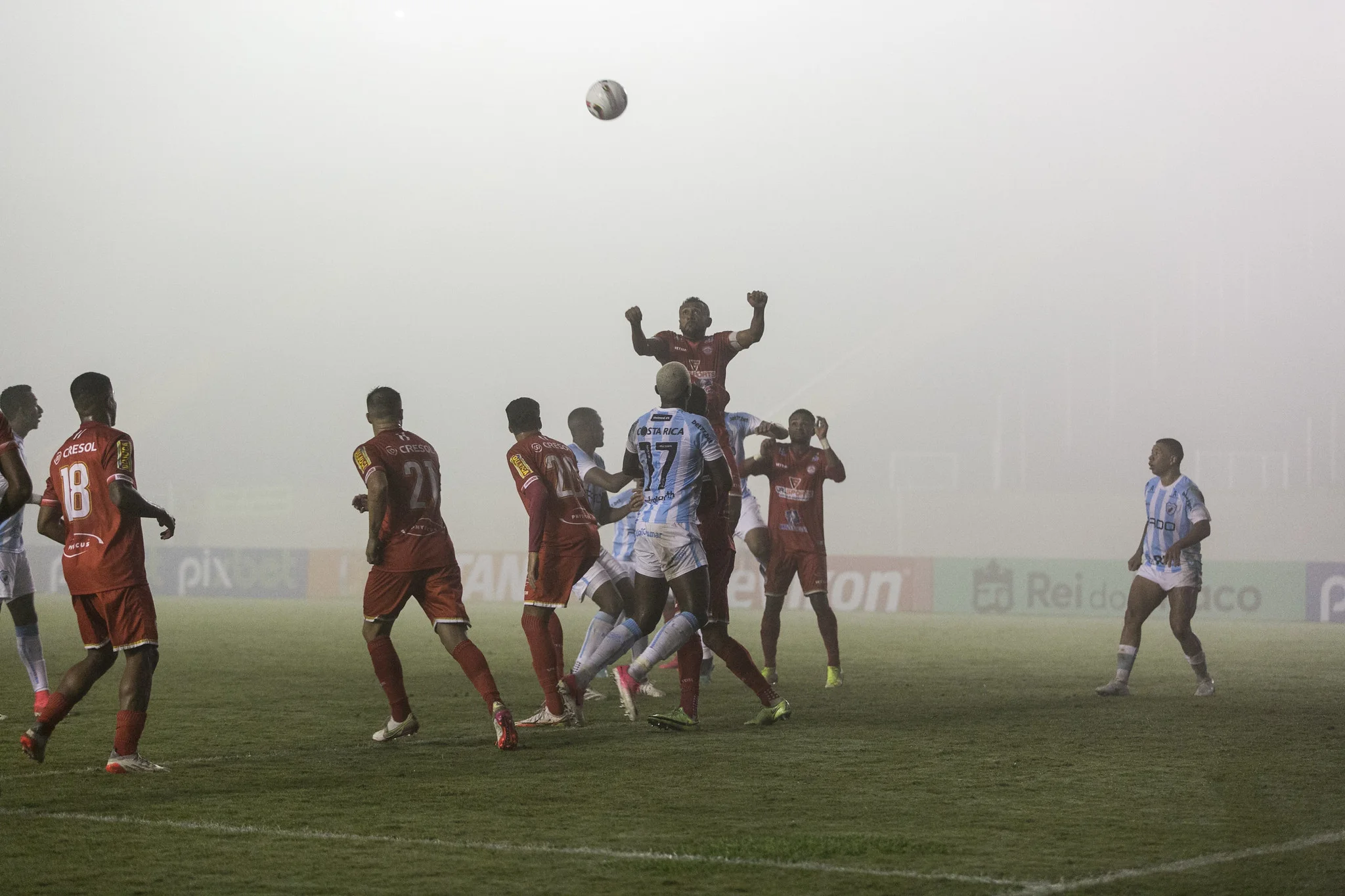 Debaixo de neblina, Londrina e Tombense empatam no Estádio do Café