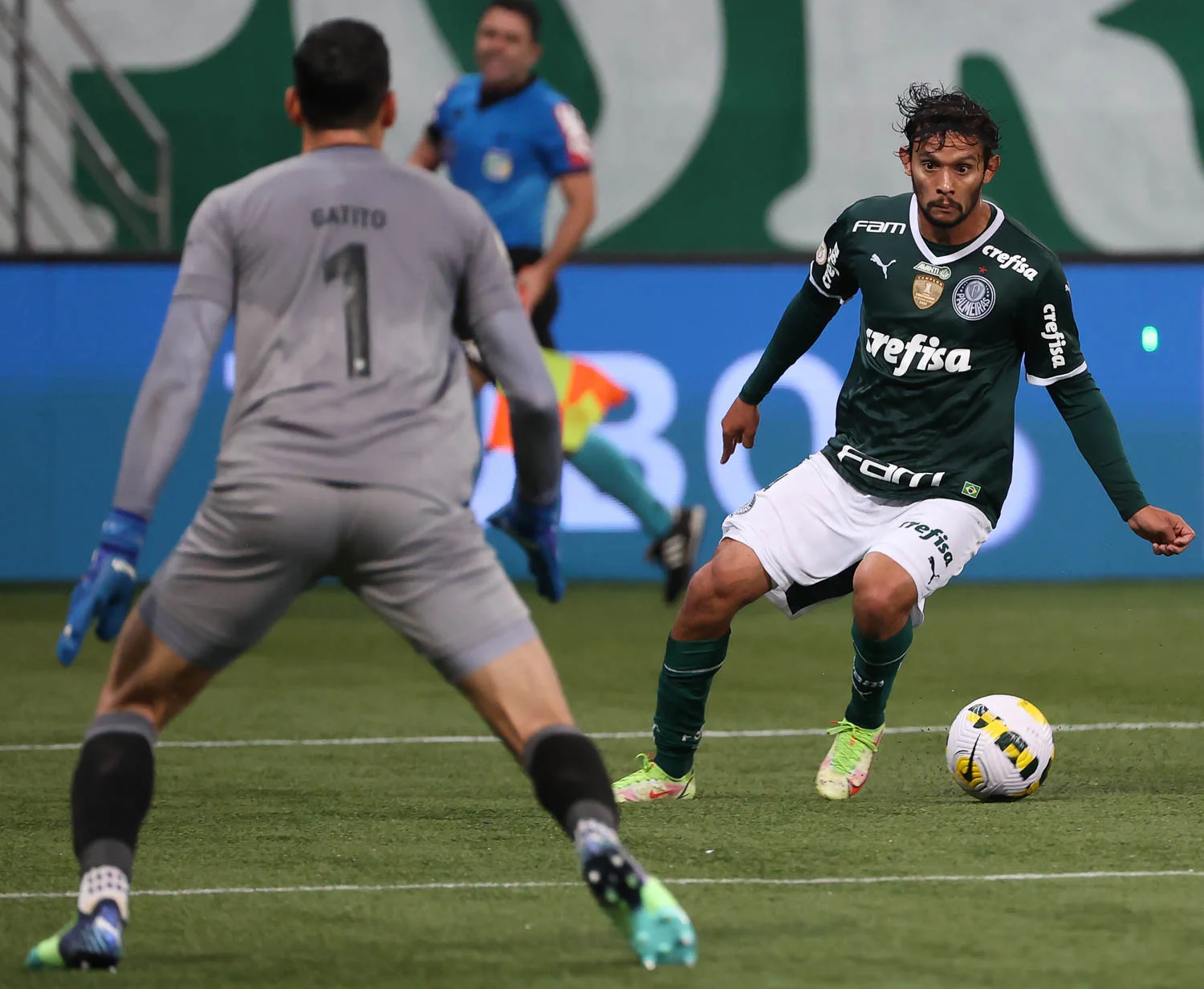 Palmeiras assume a liderança do Brasileirão com goleada sobre o Botafogo